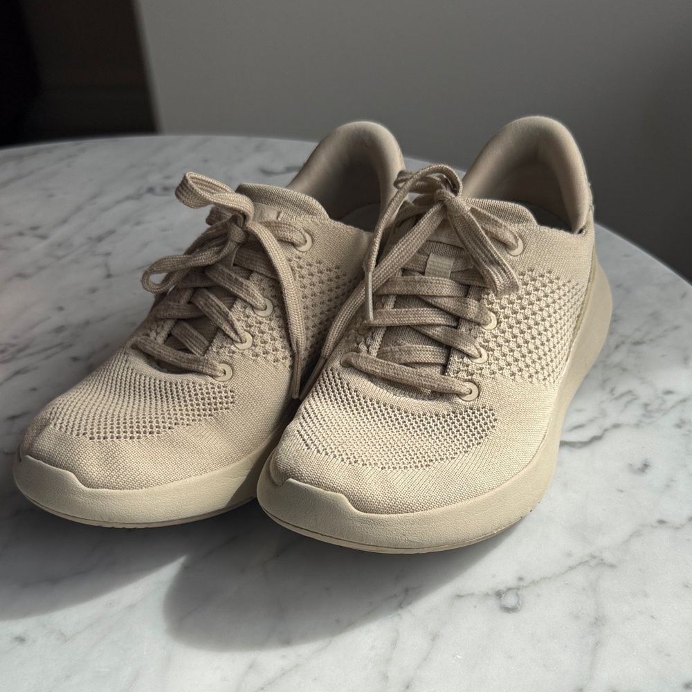 Kizik size 7 WIDE Lima Sneakers